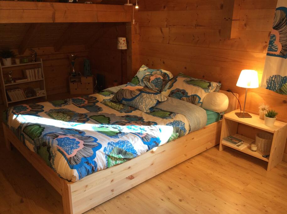 La chambre est spacieuse et gaie