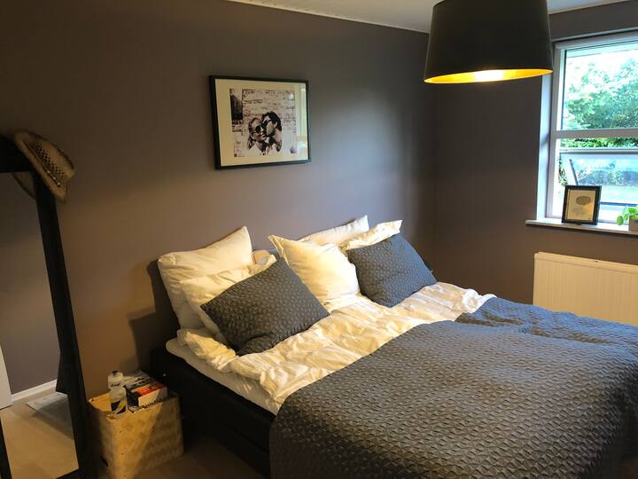 غرفة نوم بسرير مزدوج (180 × 200) - سرير مصعد