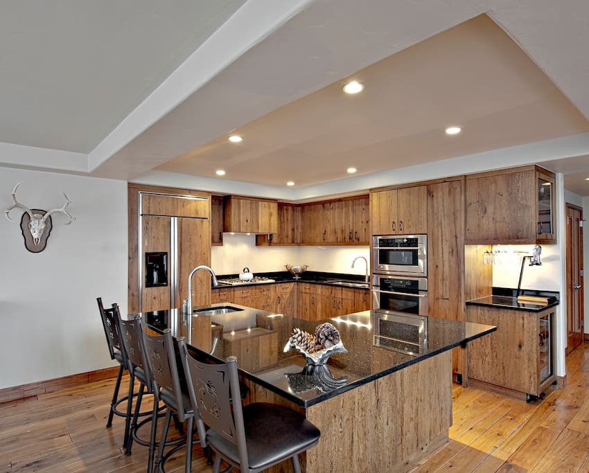 Prepare meals in the fully equipped kitchen and enjoy them together at the dining table.