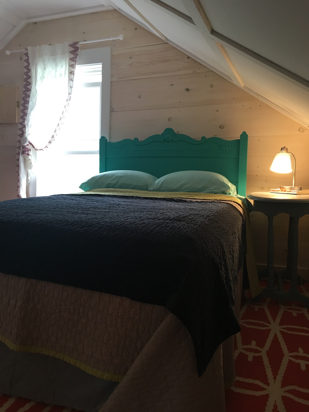 סוויטה זוגית במפלס העליון (יש פינת מגורים פרטית ושולחן עבודה, כתיבה, שרטוט...)