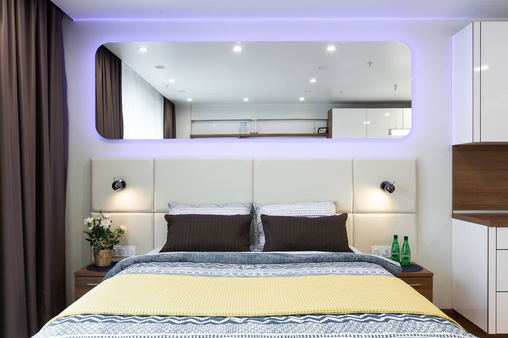 Queen Size Bed with beautiful bed linen and huge LED mirror / Большая кровать с красивым постельным бельем и огромным зеркалом с голубой подсветкой