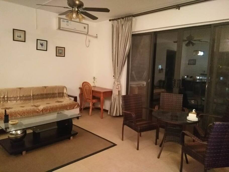 客厅及餐厅还有书桌,便于阅读和电脑上网