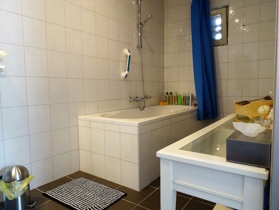 Ruime badkamer met bad