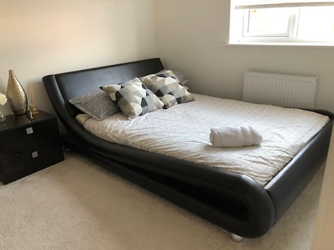 Spacious & beautifully furnished room-Close to M4