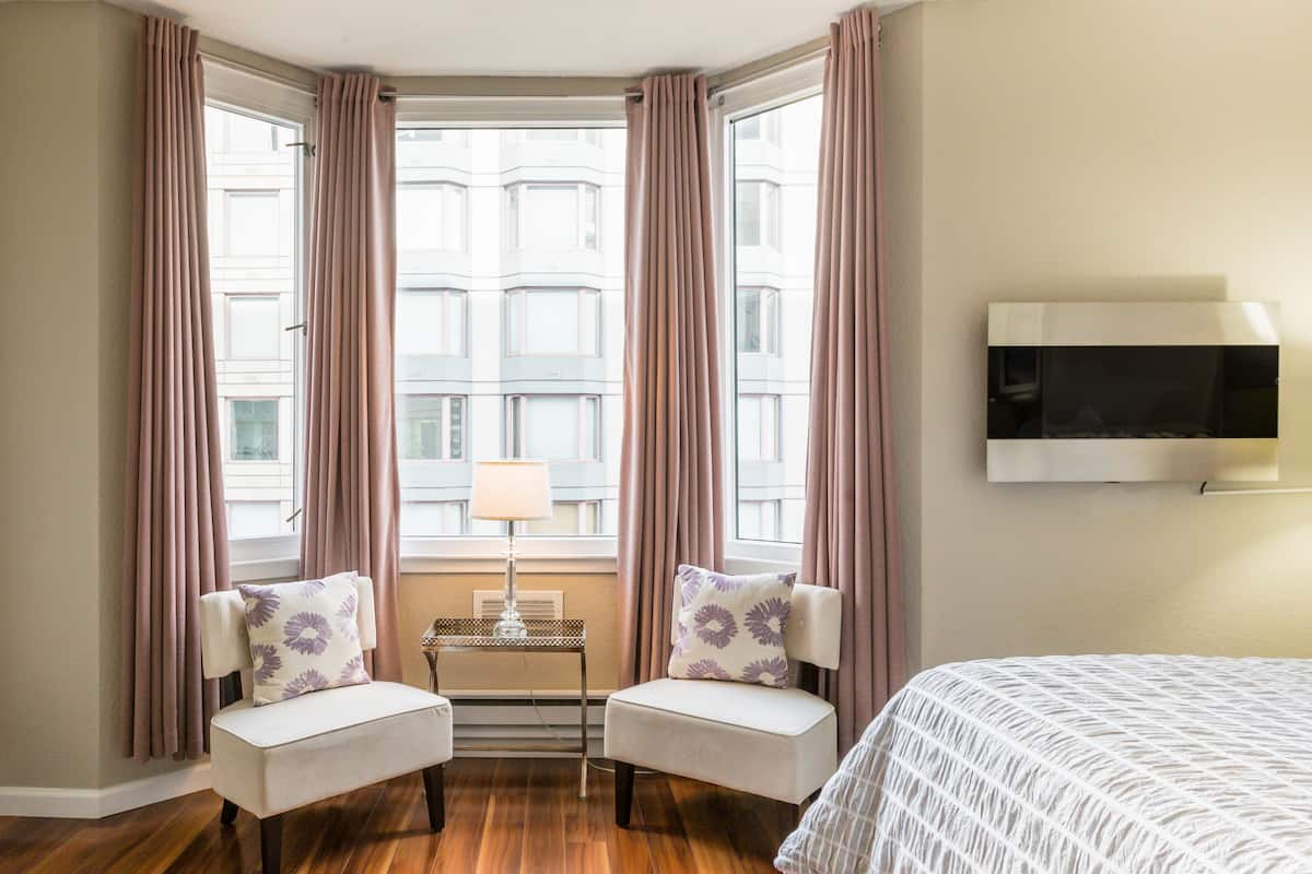 Walk to the Waterfront from a High-Tech Studio Flat