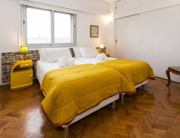 Vintage Apt. 2 / 4 – 12 People – 2 Free Parking gallery image 5