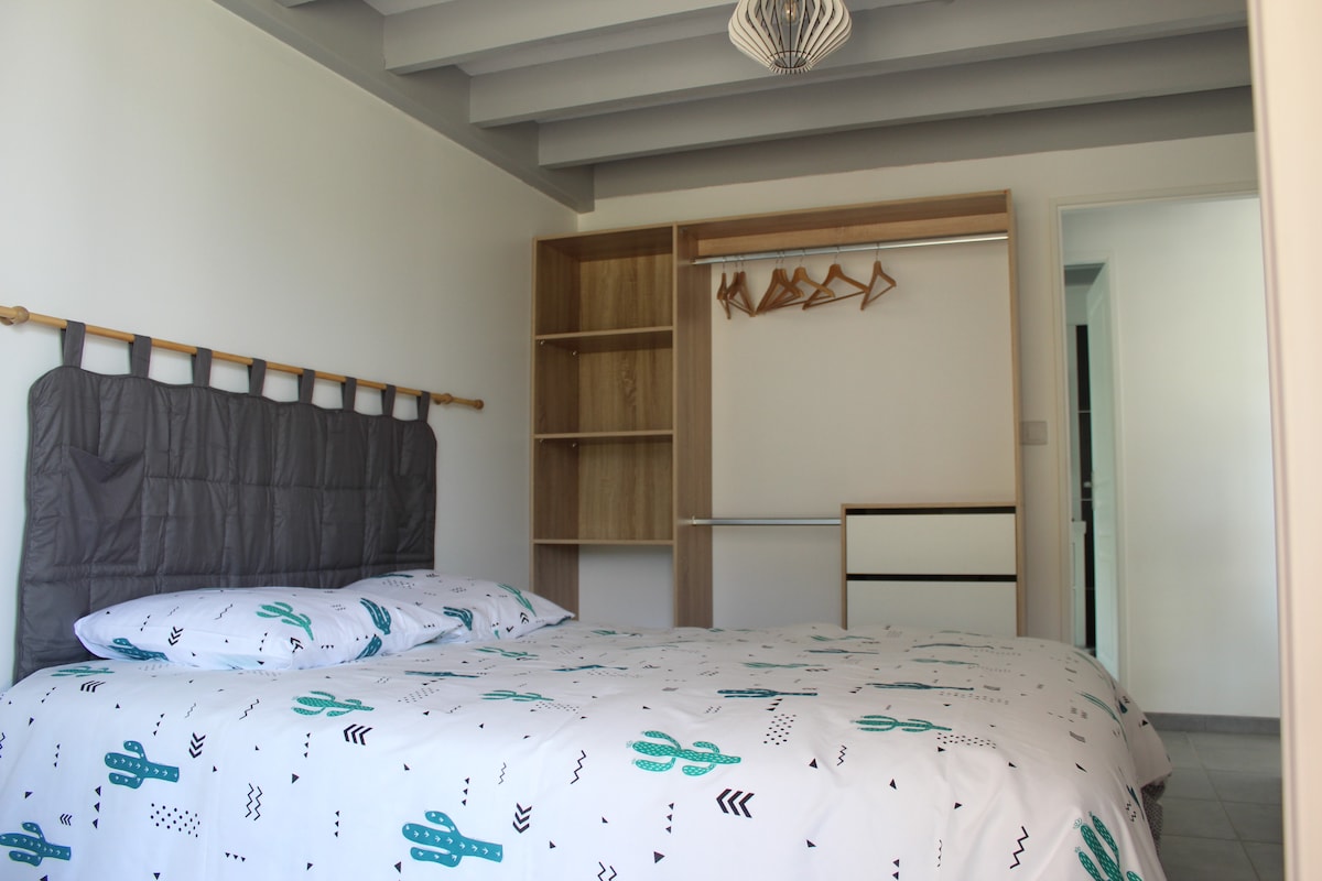 habitación con cama de 160