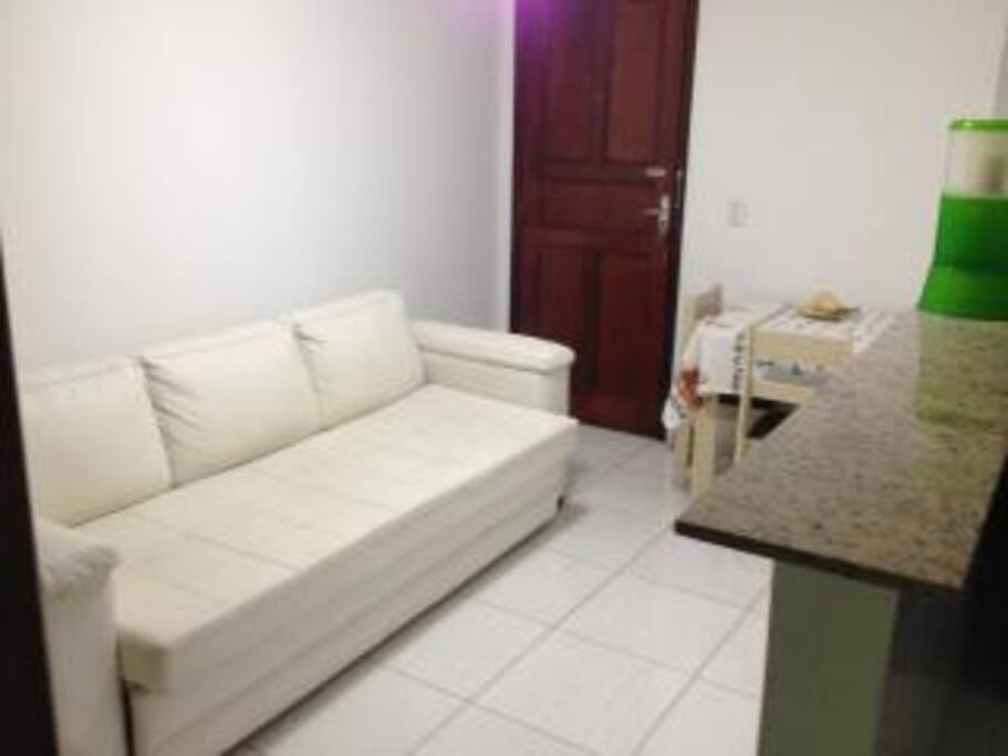 sofá de couro branco que aberto virá um sófa cama