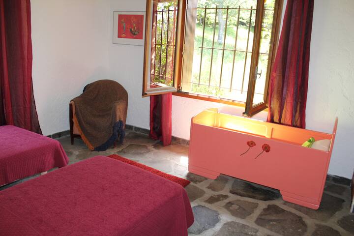 Ein Schlafzimmer im Erdgeschoss mit einem Kinderbett