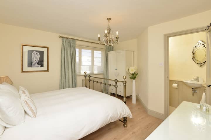 Dhomë gjumi 3 me loo ensuite dhe dush walk-in
