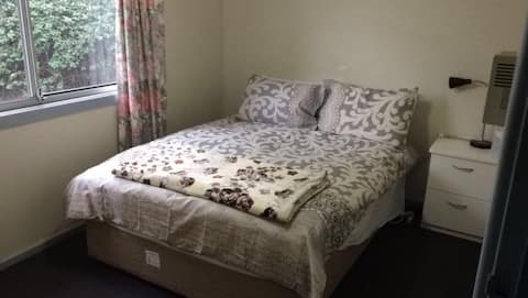 Cosy double bed room in Bass Hill