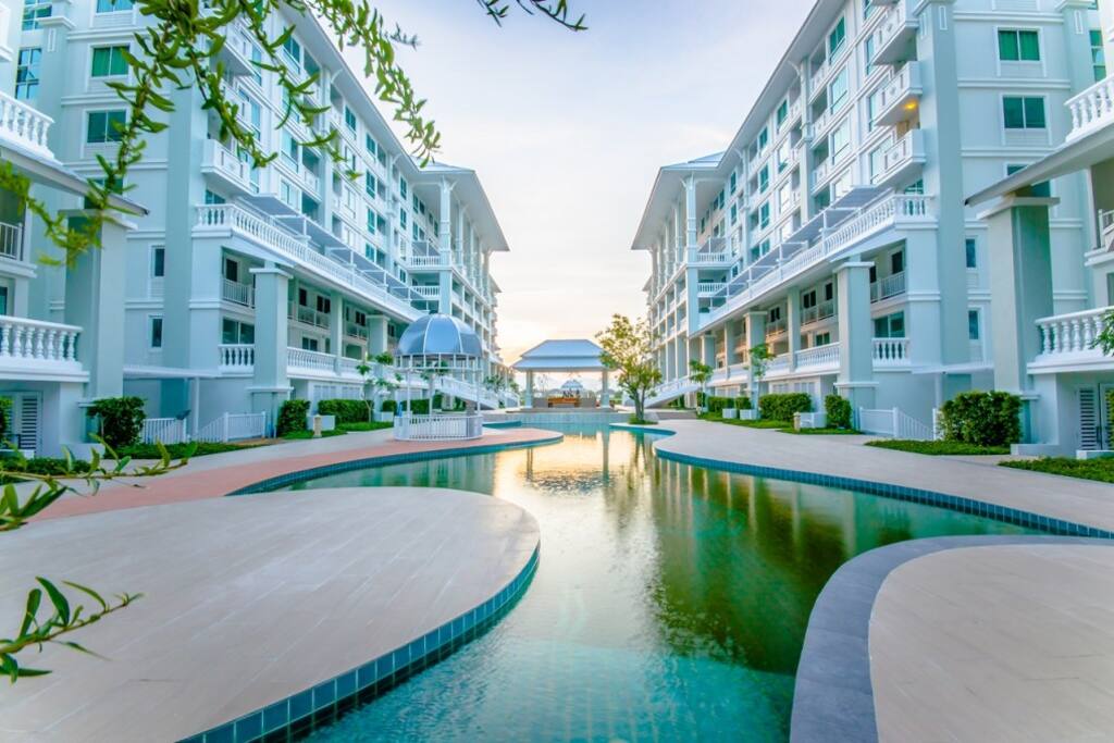 สระว่ายน้ำยาวและสวยงาม