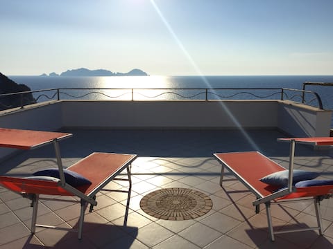 Top Airbnb: THE FAUN'S HOUSE in CALA dell'ACQUA with SEA VIEW a Ponza