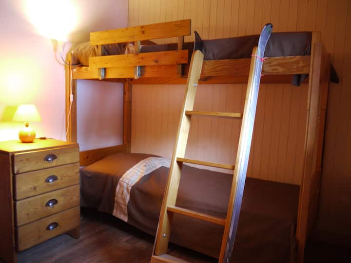 Chumba cha kulala cha pili na vitanda vya ghorofa