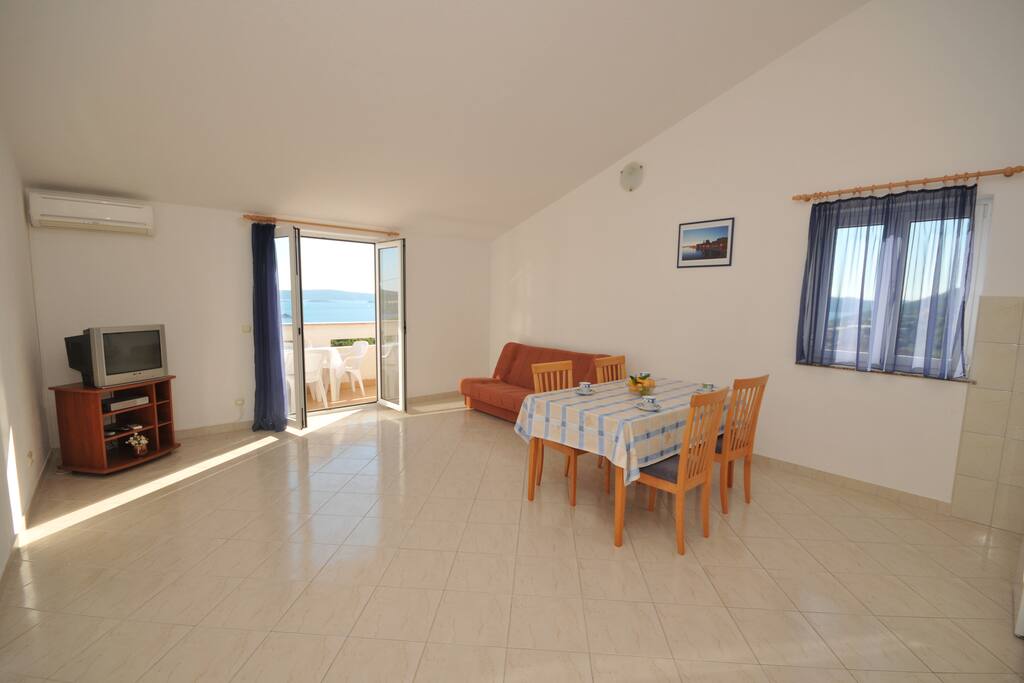 Living room/dining area