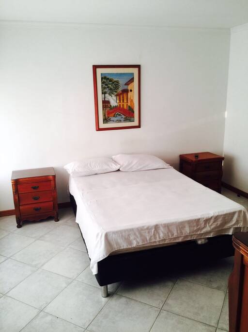 HABITACIÓN PRINCIPAL CON BAÑO PRIVADO