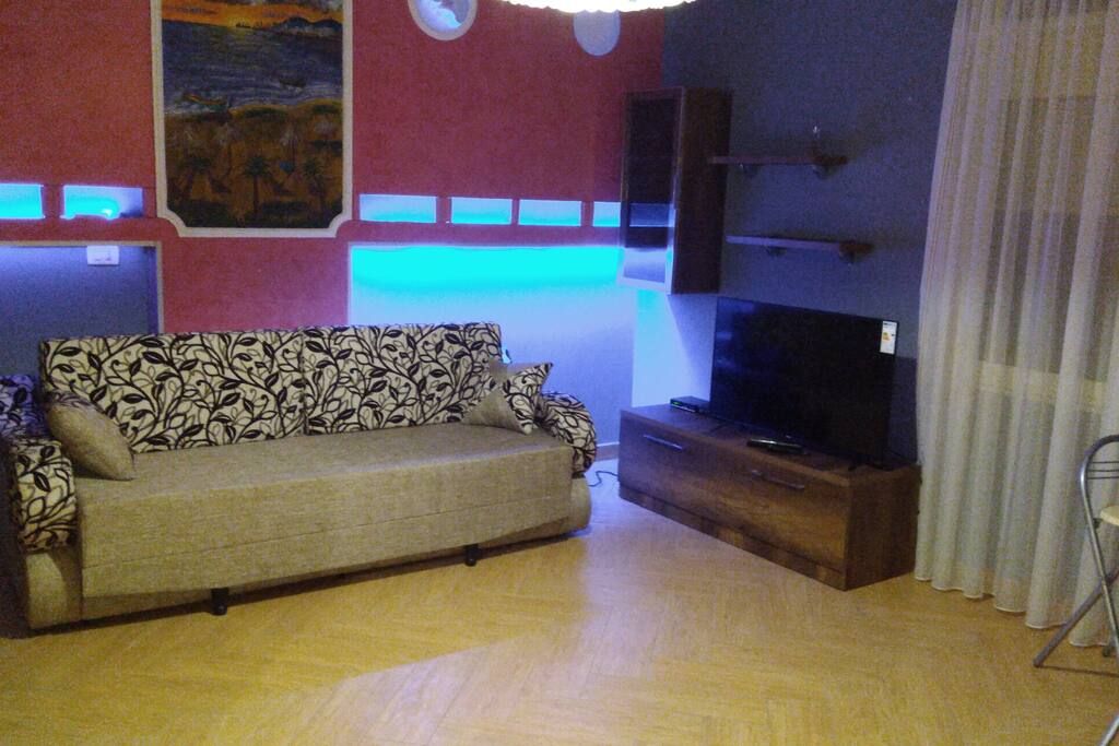 Red studio- Дуррес. 2 мин. ходьбы до пляжа.Очень уютная квартира. Особенно ей будет приятно влюбленным. Шикарная подсветка. Рядом магазины(продукты). местные жители торгуют фруктами. Замечательное море.