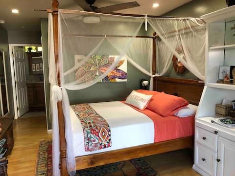 Boutique Suite/Banana Bread, Hot Tub and Sauna