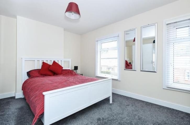 Large Ensuite Double Room 5min Walk To Town Centre Houses
