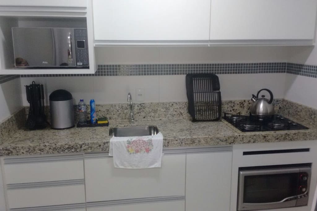 Cozinha completa, com forno, microondas, liquidificador, espremedor de frutas, panelas, formas, louças e talheres em ótima qualidade.