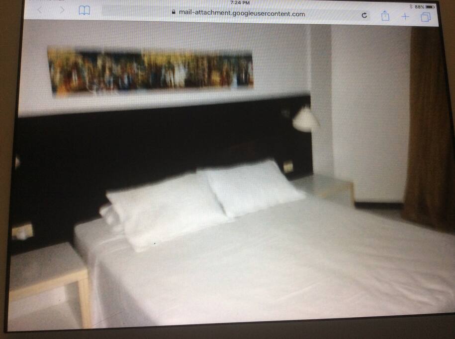 Cama casal naior que queen, colchão super confortavel. Em breve adicionarei mais fotos com uma camara melhor