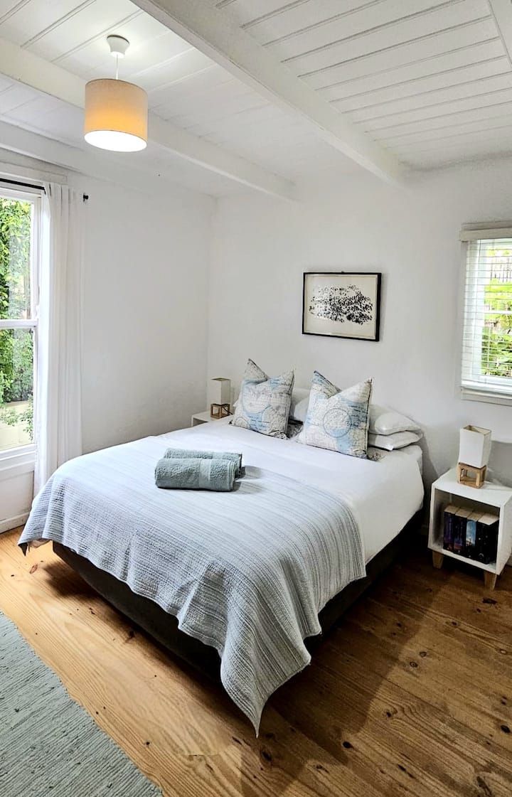 غرفة نوم ثانية بسرير كبير