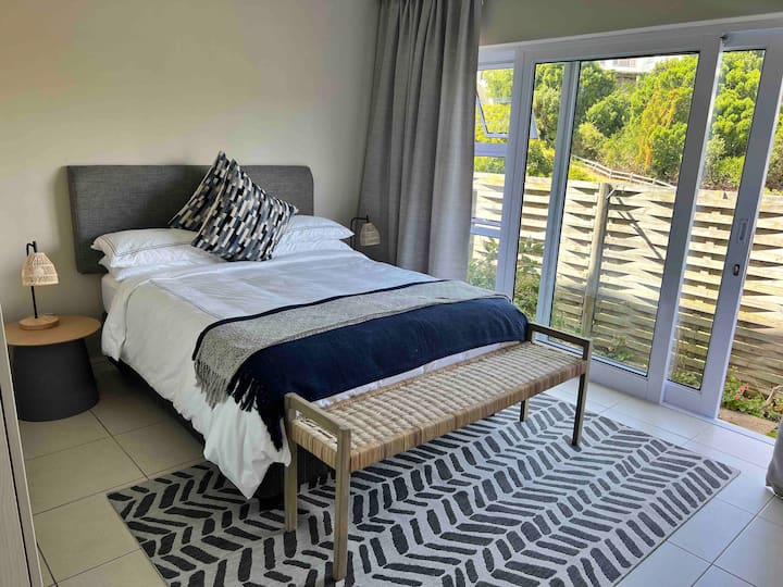 2 de 3 habitaciones independientes en la planta baja, con cama tamaño queen, cocina americana totalmente equipada , TV, TV, WiFi y baño privado.