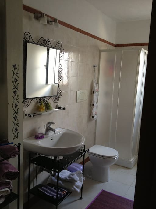 Bagno con doccia.