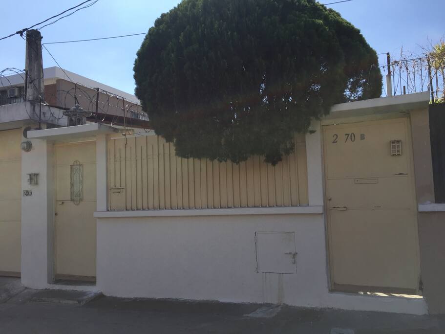 Entrada al apartamento, puerta del lado derecho, con timbre intercomunicador