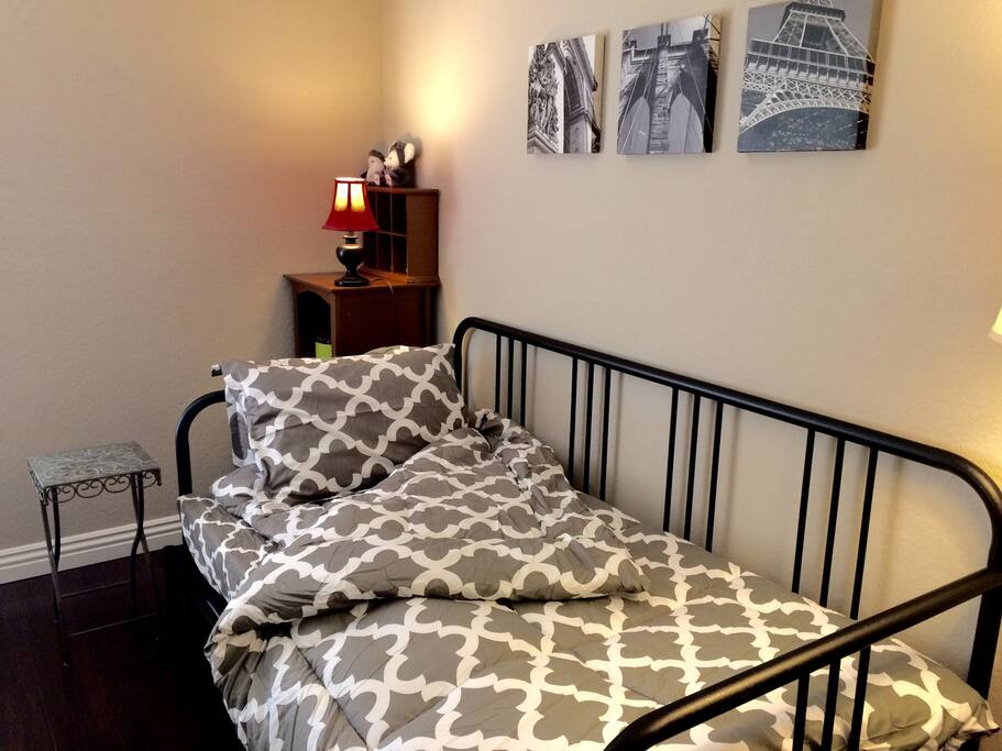 Daybed for single occupancy