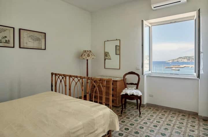 חדר שינה זוגי שני עם נוף לים.