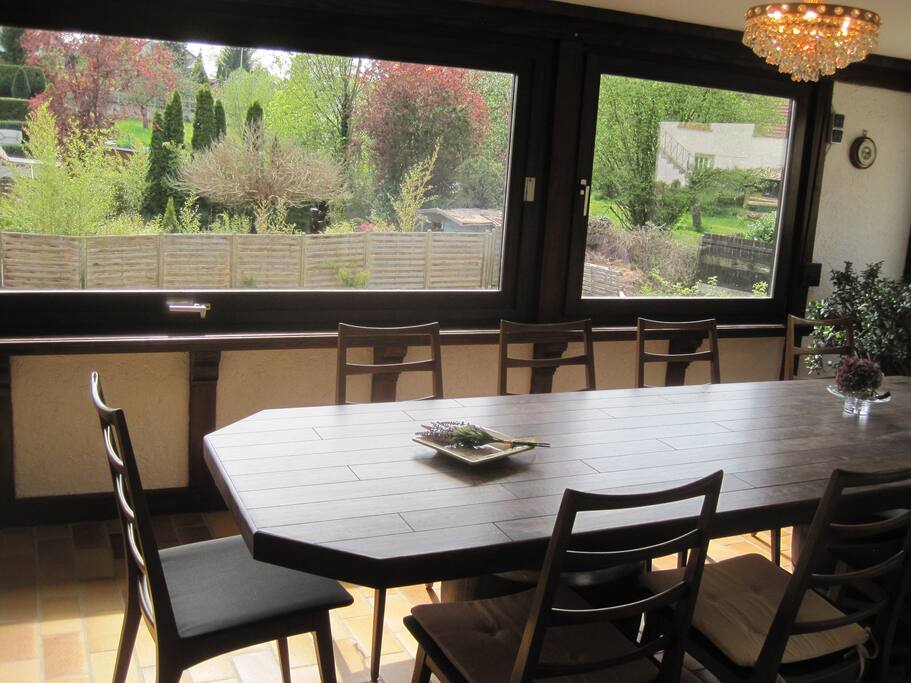 Wintergarten mit großem Tisch