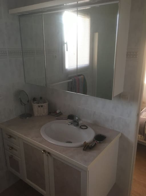 Salle de bain séparée de la chambre