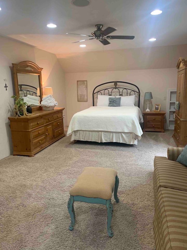 Chumba hiki cha kulala kiko kwenye ngazi ya juu. Bafu liko kwenye ngazi kuu kwa ajili ya mgeni kutumia,