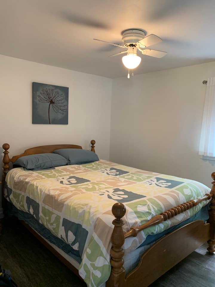 Საძინებელი 152 × 203 სმ ზომის საწოლით