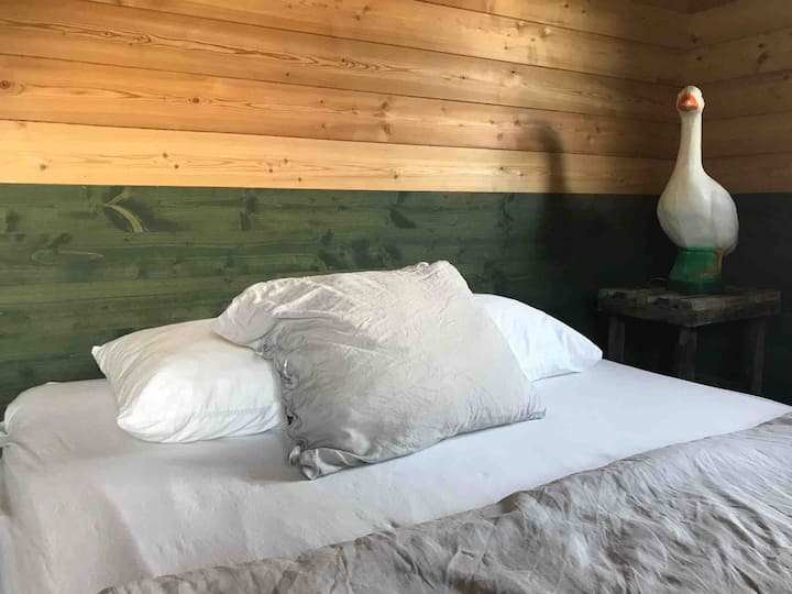 Kitanda cha watu wawili, upana wa sentimita 160, kwenye ghorofa ya juu 