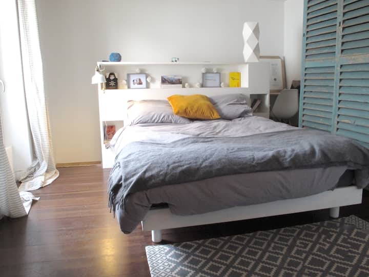 Quarto com cama de casal no andar de cima