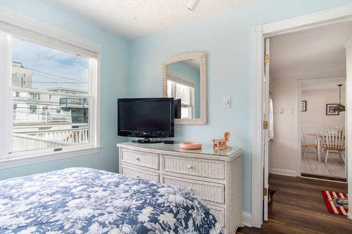 Dormitorio principal del primer piso con cama tamaño queen. 