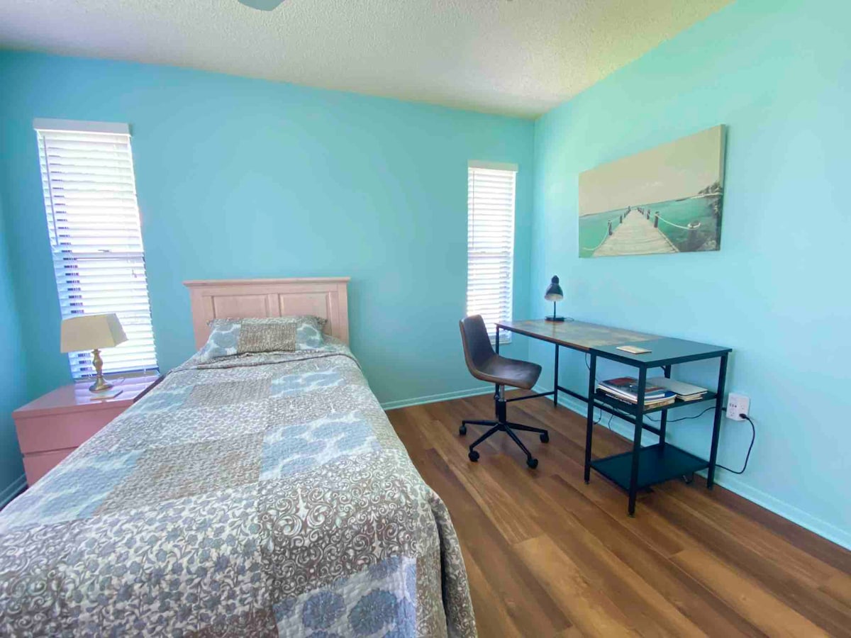 Área de trabajo recién actualizada, wifi de alta velocidad. Cama con colchón nuevo. Espacio libre de privacidad para trabajar o relajarse.