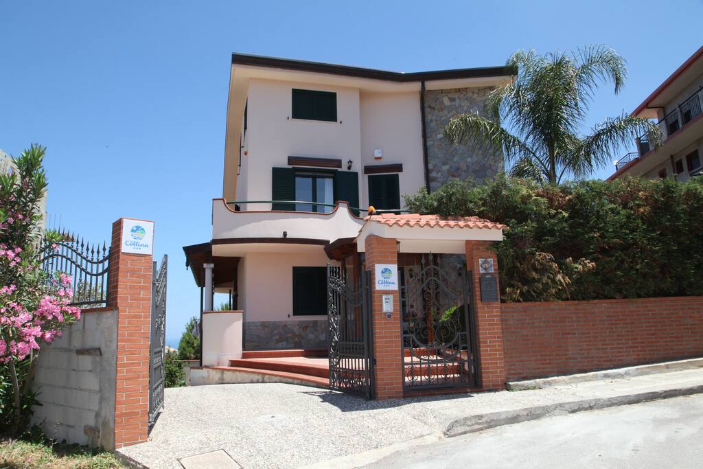 Ingresso con parcheggio interno