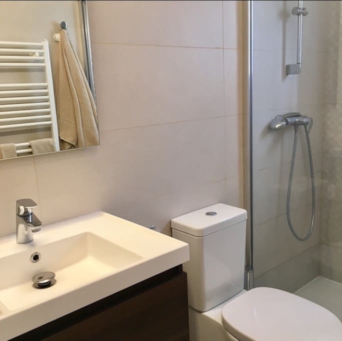 bano con ducha compartido conmigo