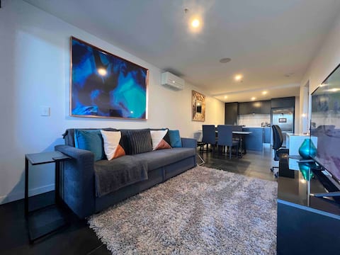 Popular Airbnb listing: Midnight Luxe 2BR 2Bath 408@Braddon Pool Sauna Gym in Braddon
