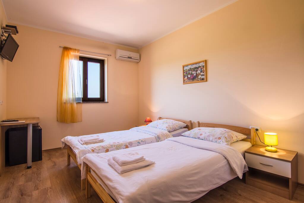 Family room 2b