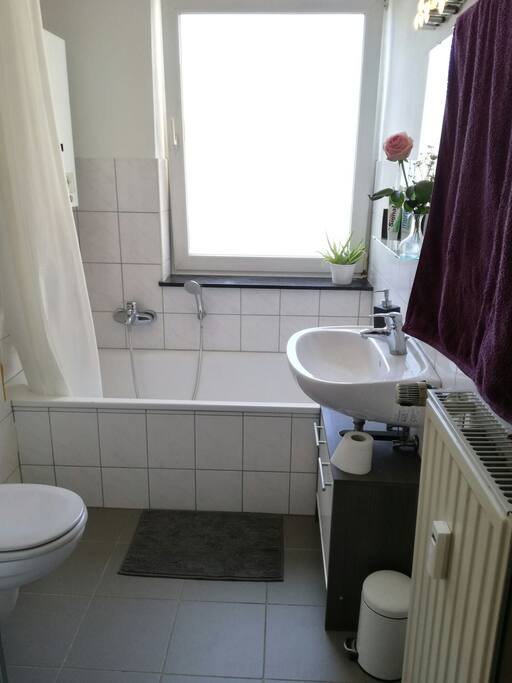 Das Bad mit Badewanne.