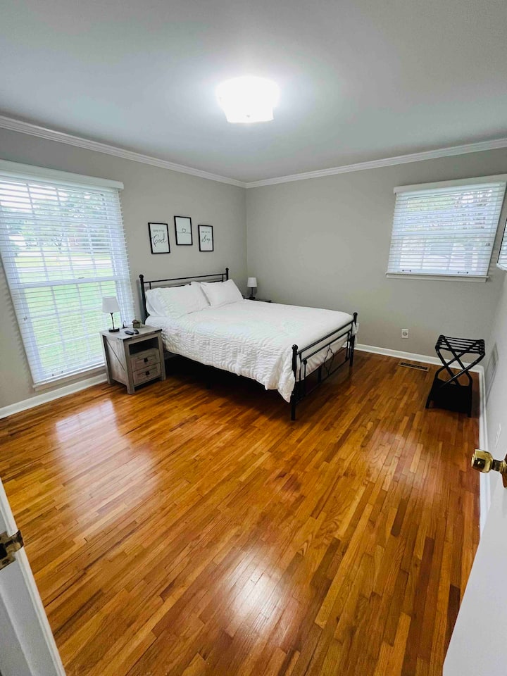 Dhoma e gjumit #1. Krevat i ri dopio "queen" dhe televizor inteligjent