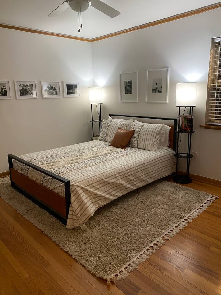 主卧配有一张标准双人床和独立卫生间。   