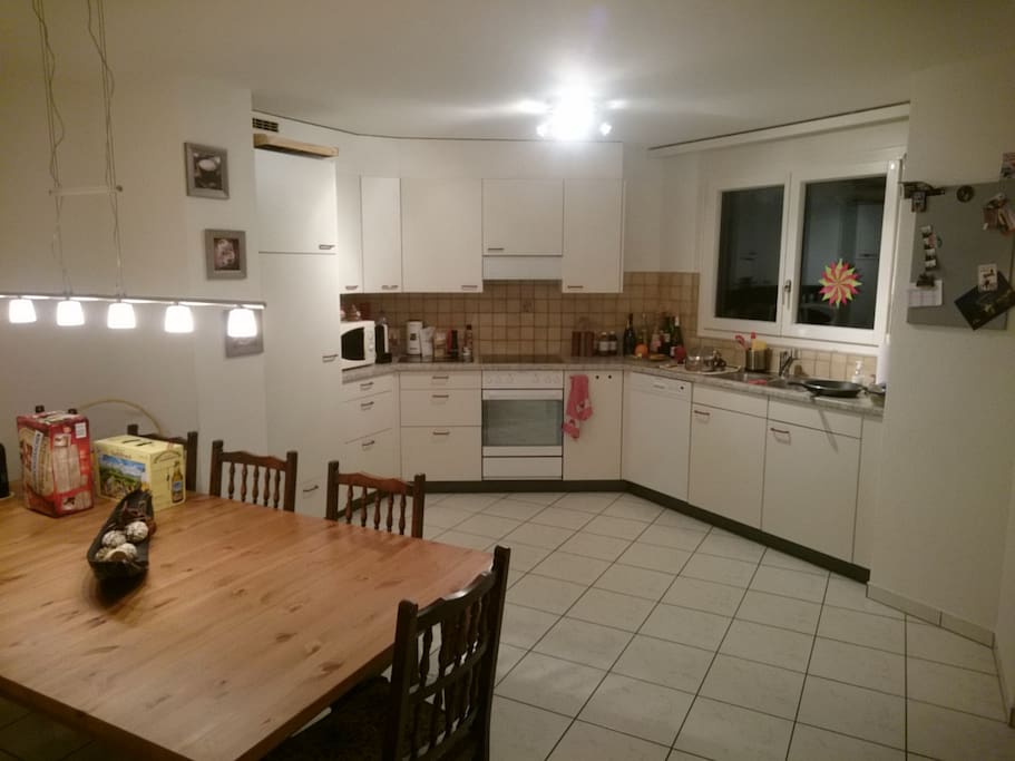 Grosse Küche & Esstisch