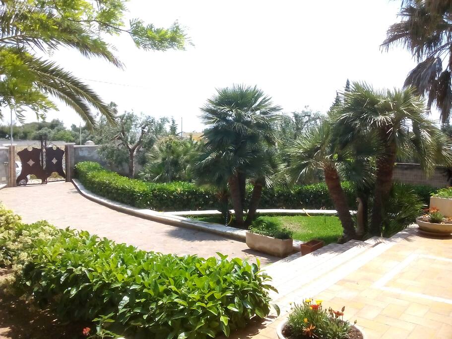Ingresso principale con giardino