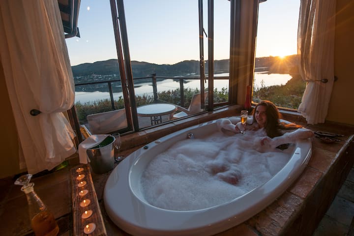 Romantic Lagoon Suite - Spa Bath Twin Shower