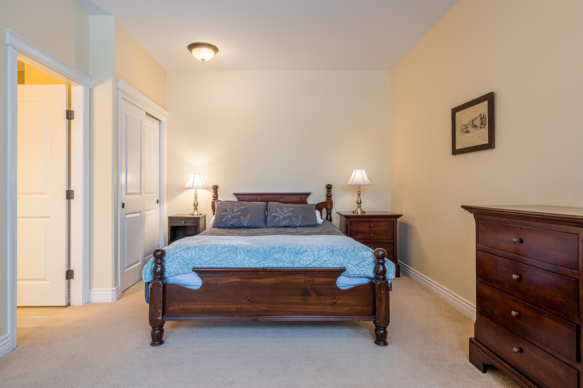 Მთავარი საძინებელი - საწოლი 152 × 203 სმ 